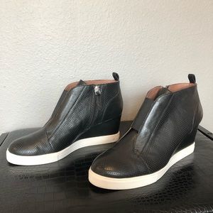 Wedge black leather sneakers